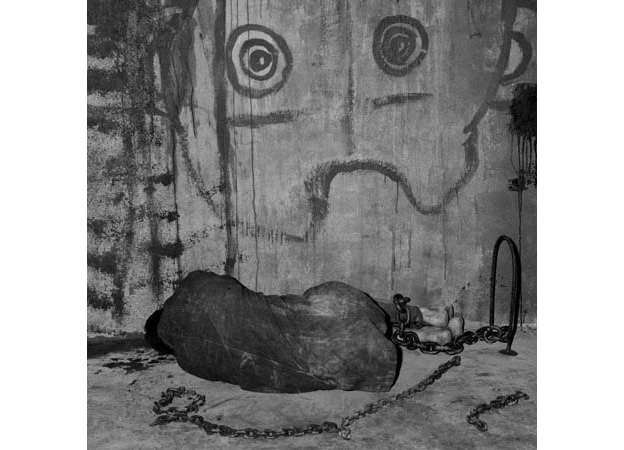 confinement-2003-gelatin-slver-print-50-x-50-cm