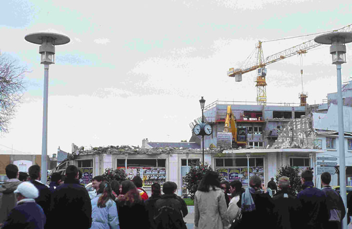 demolition-in-front-of-the-exhibition-room-2002-photography-80-x-80-cm