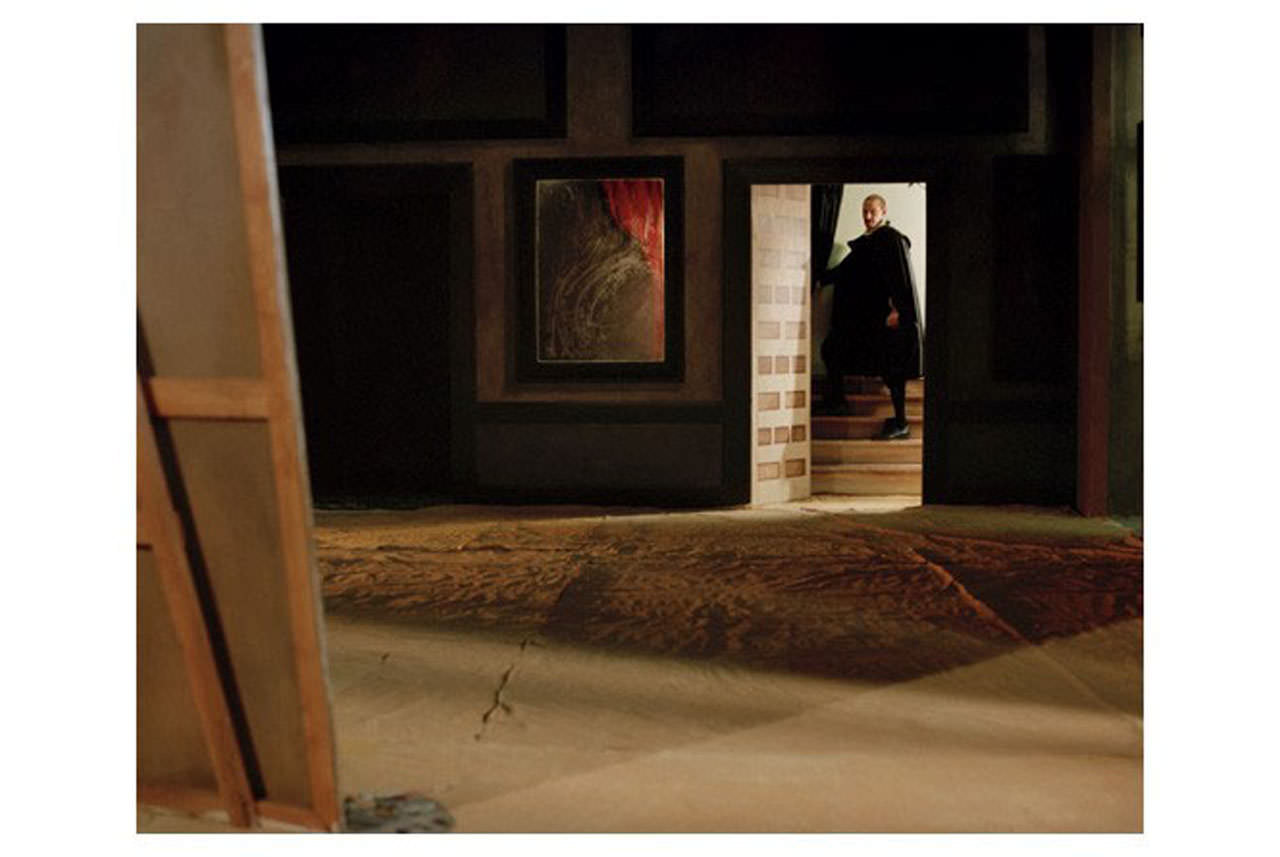 eve-sussman-rufus-corporation-niento-alone-2004-c-print-102-x-127-cm