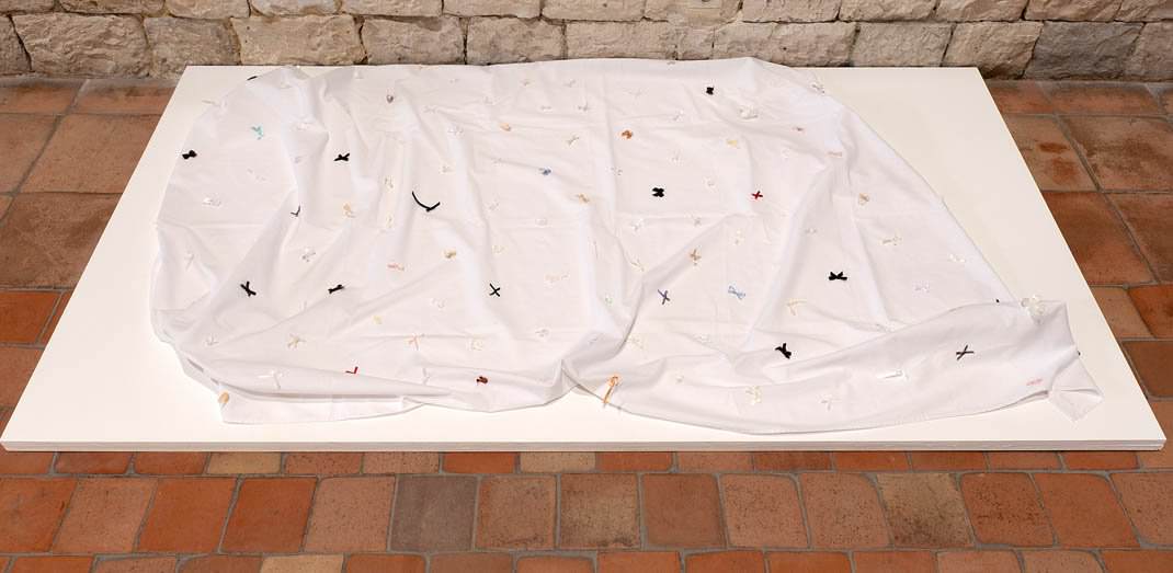 glenda-leon-jardin-interior-2002-bows-from-women-ligeries-sewn-to-a-white-deb-sheet-100-x-190-cm