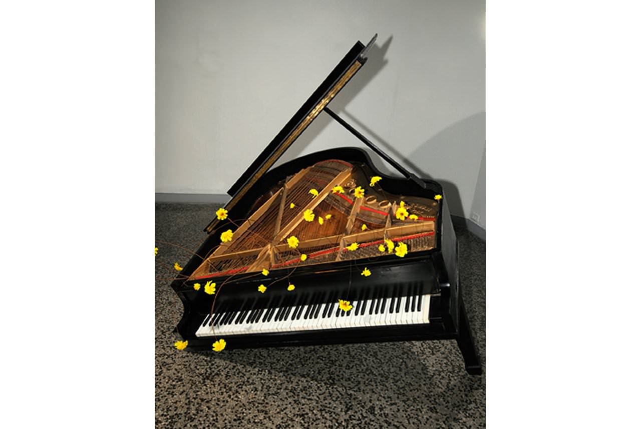 glenda-leon-objeto-magico-encontrado-5-2005-2010-piano-and-artificial-flowers