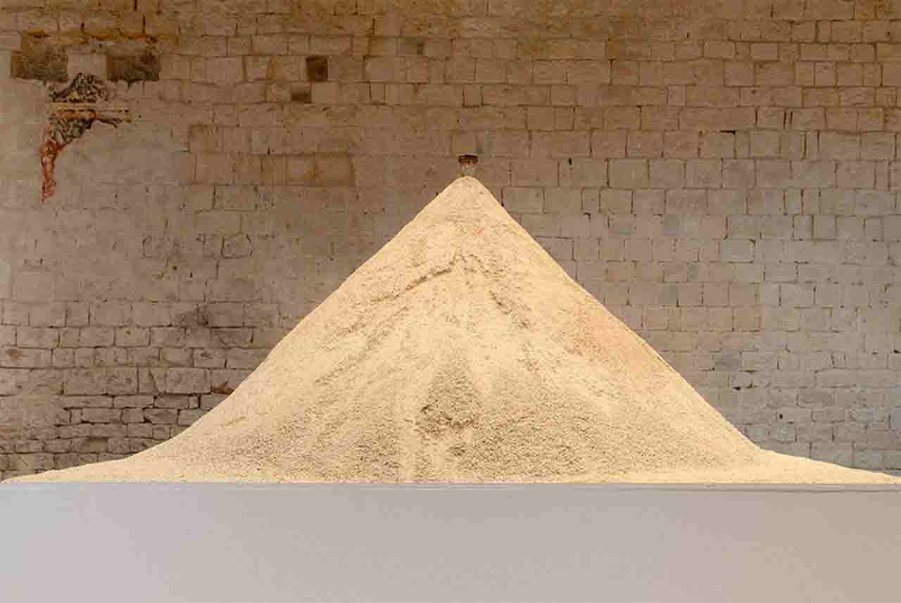 glenda-leon-wasted-time-2013-sand-hourglass-200-x-240-x-240-cm