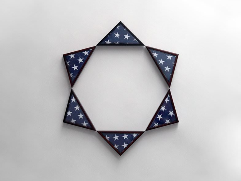 james-clar-united-states-of-arabia-2010-us-flags-wood-glass-160-cm-diameter