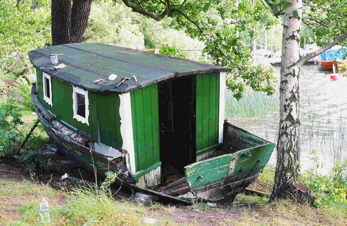repair-and-occupy-an-abandoned-boat-2003-fotografia-80-x-80-cm