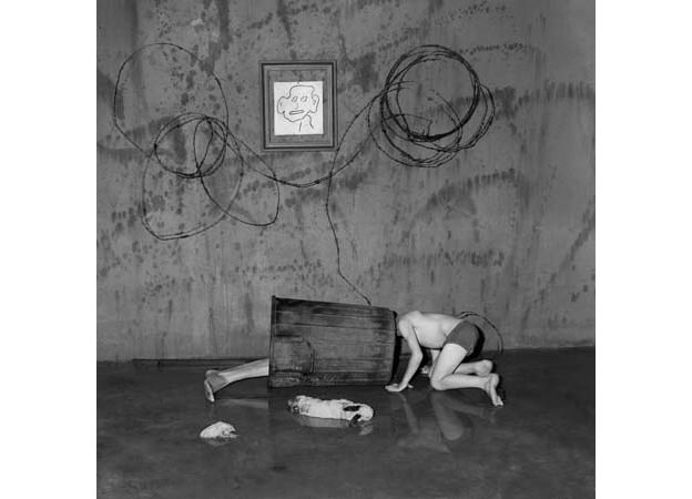 scavenging-2004-gelatin-slver-print-80-x-80-cm