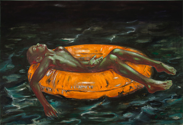 Pintura d'una persona racialitzada tombada en un flotador taronja que sura per l'aigua fosca