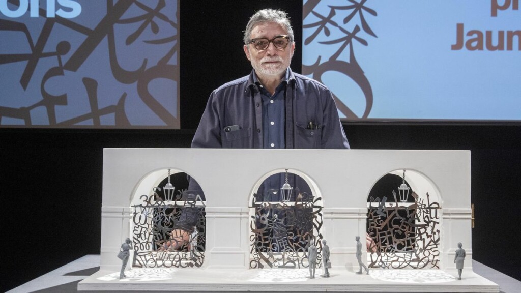Photograph of Jaume Plensa with his model of the doors of the Gran Teatre del Liceu in Barcelona.