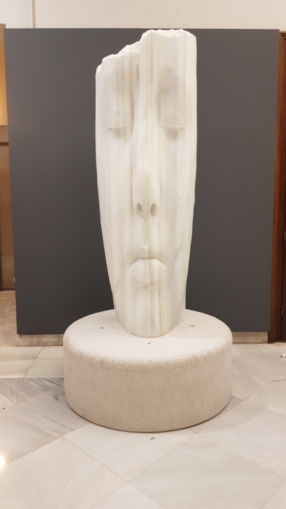 Sculpture of a marble face by Jaume Plensa