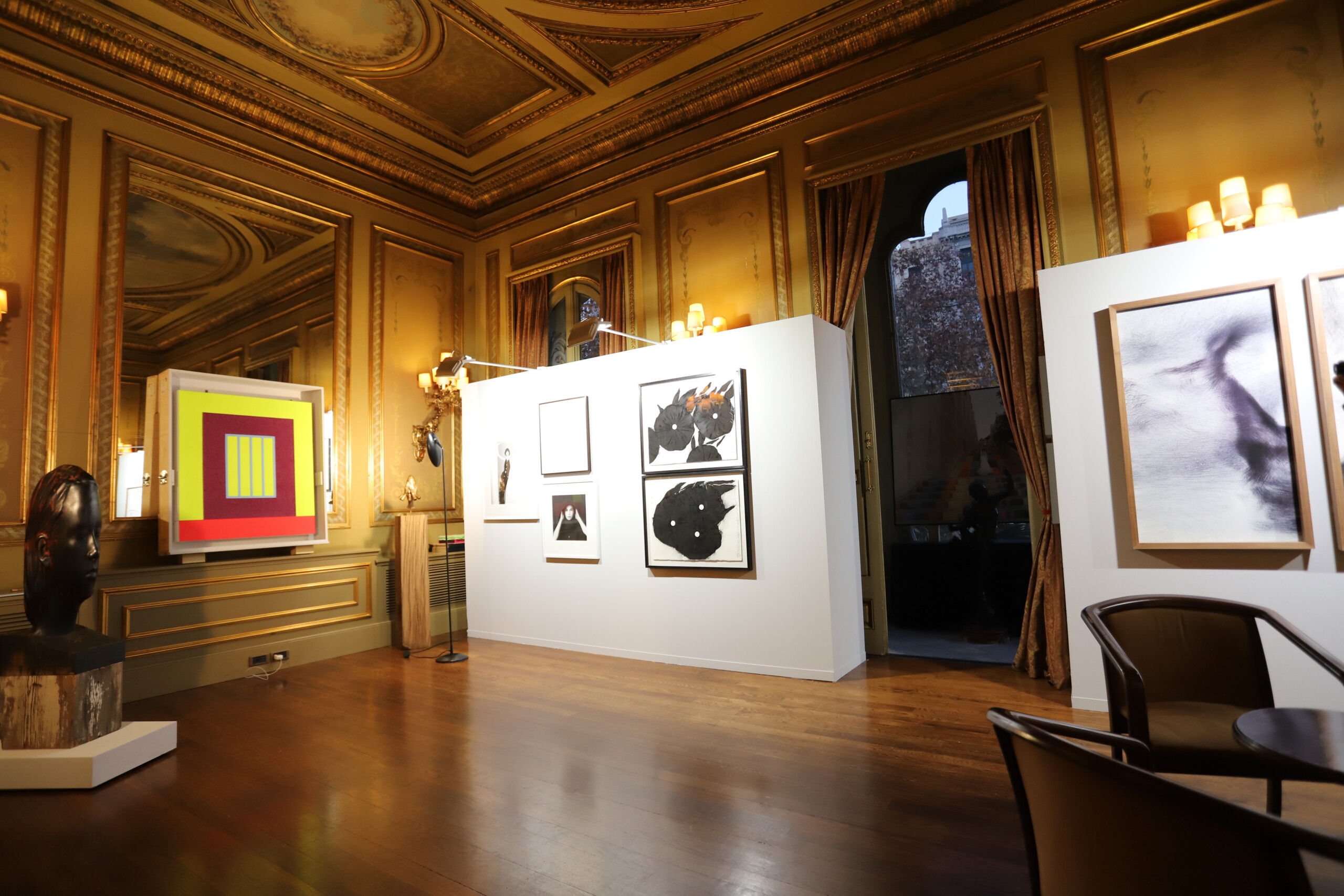 Imagen de un salón clásico con pinturas y esculturas expuestas