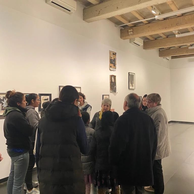 Imagen de un grupo de personas en una galería de arte