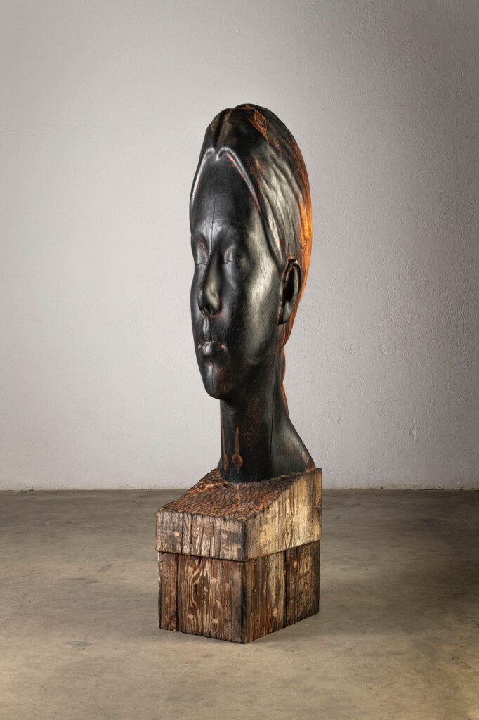 Escultura de la cara de una joven de Jaume Plensa