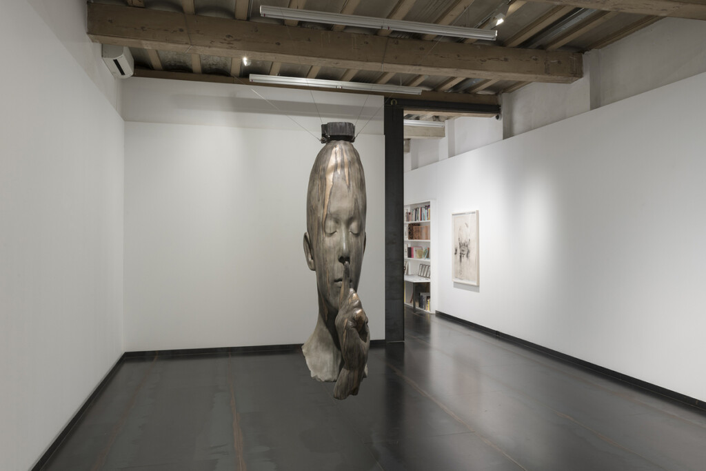 Fotografia d'una galeria d'art on s'exposa una escultura d'un bust