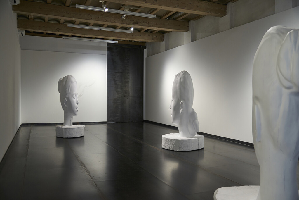 Exposició de tres busts blancs gegants