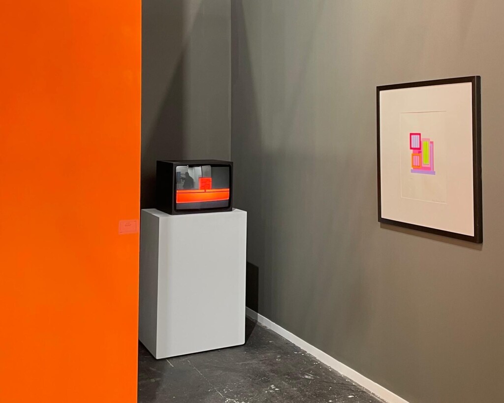 Imagen de una televisión y un cuadro en una exposición de arte